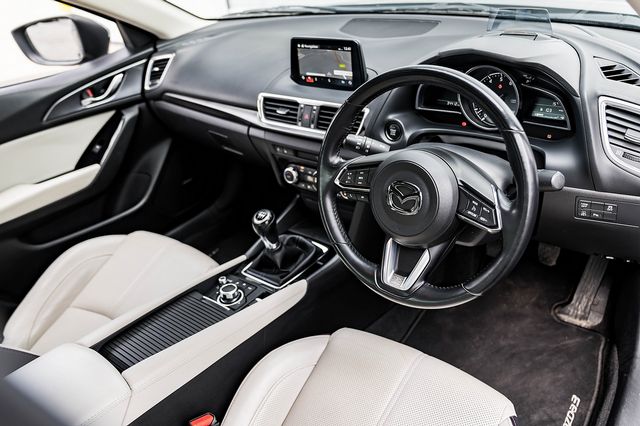 2017 MAZDA Mazda3 Fastback 2.0 SKYACTIV-G 120PS Sport Nav - Picture 14 of 47