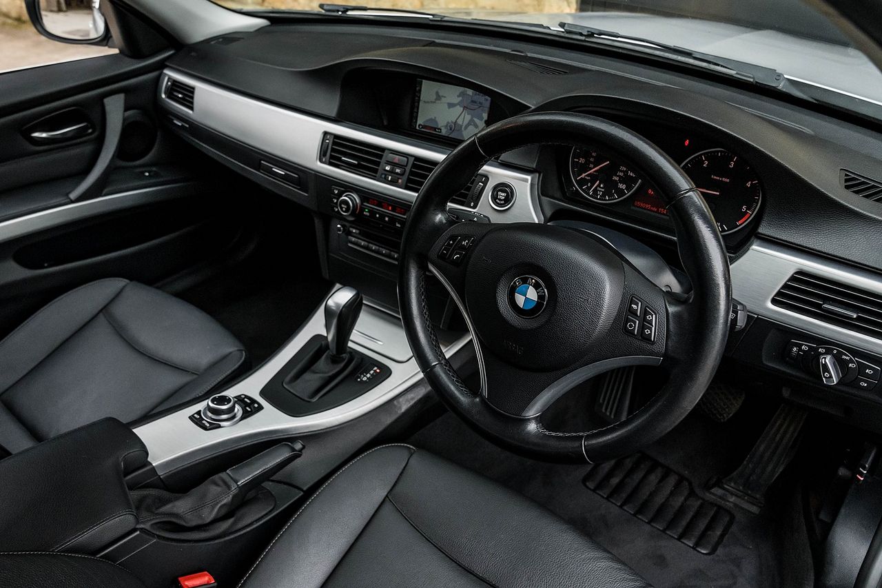 2010 BMW 3 Series 318d Exclusive Edition NAV - Picture 16 of 45