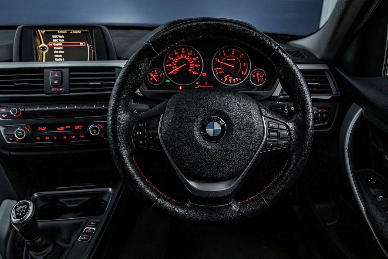2012 BMW 3 Series 320d Sport - Picture 10 of 16