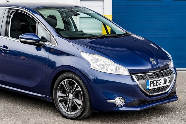 2012 PEUGEOT 208 Allure 1.6 e-HDi Stop and Start 92 - Picture 10 of 38