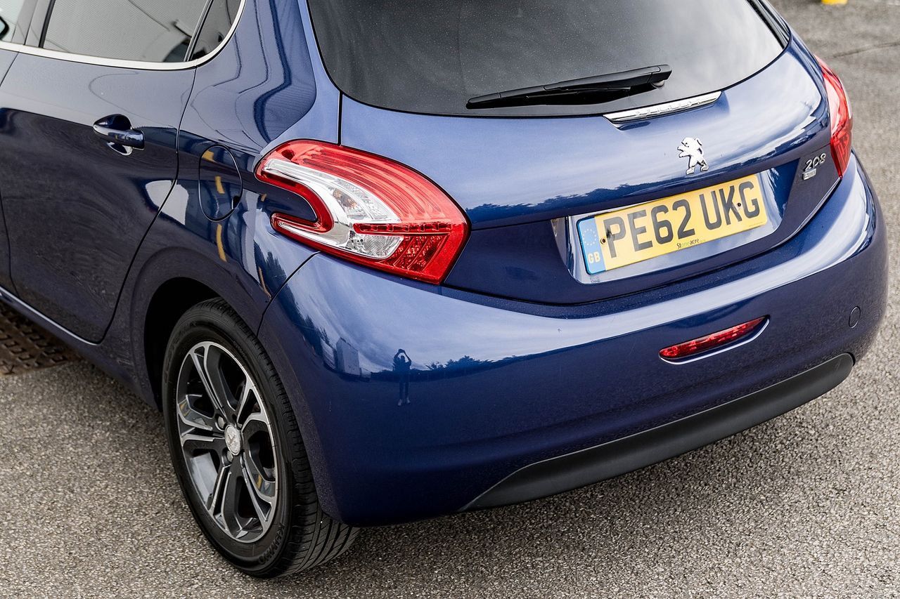 2012 PEUGEOT 208 Allure 1.6 e-HDi Stop and Start 92 - Picture 13 of 38