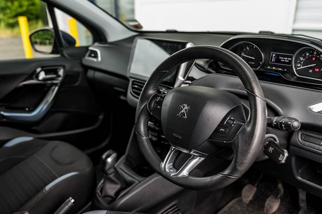 2012 PEUGEOT 208 Allure 1.6 e-HDi Stop and Start 92 - Picture 14 of 38