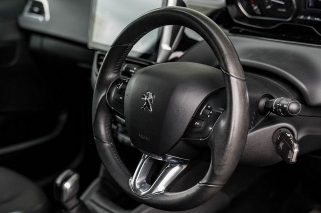 2012 PEUGEOT 208 Allure 1.6 e-HDi Stop and Start 92 - Picture 20 of 38