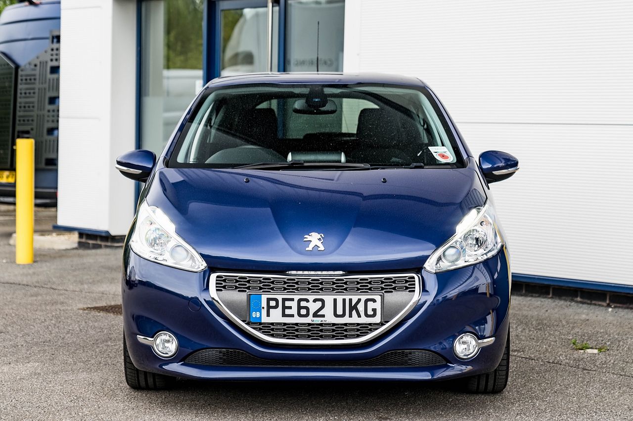 2012 PEUGEOT 208 Allure 1.6 e-HDi Stop and Start 92 - Picture 3 of 38