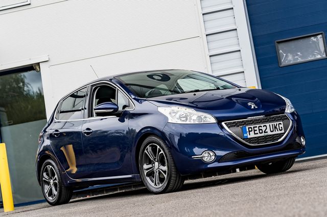 2012 PEUGEOT 208 Allure 1.6 e-HDi Stop and Start 92 - Picture 6 of 38