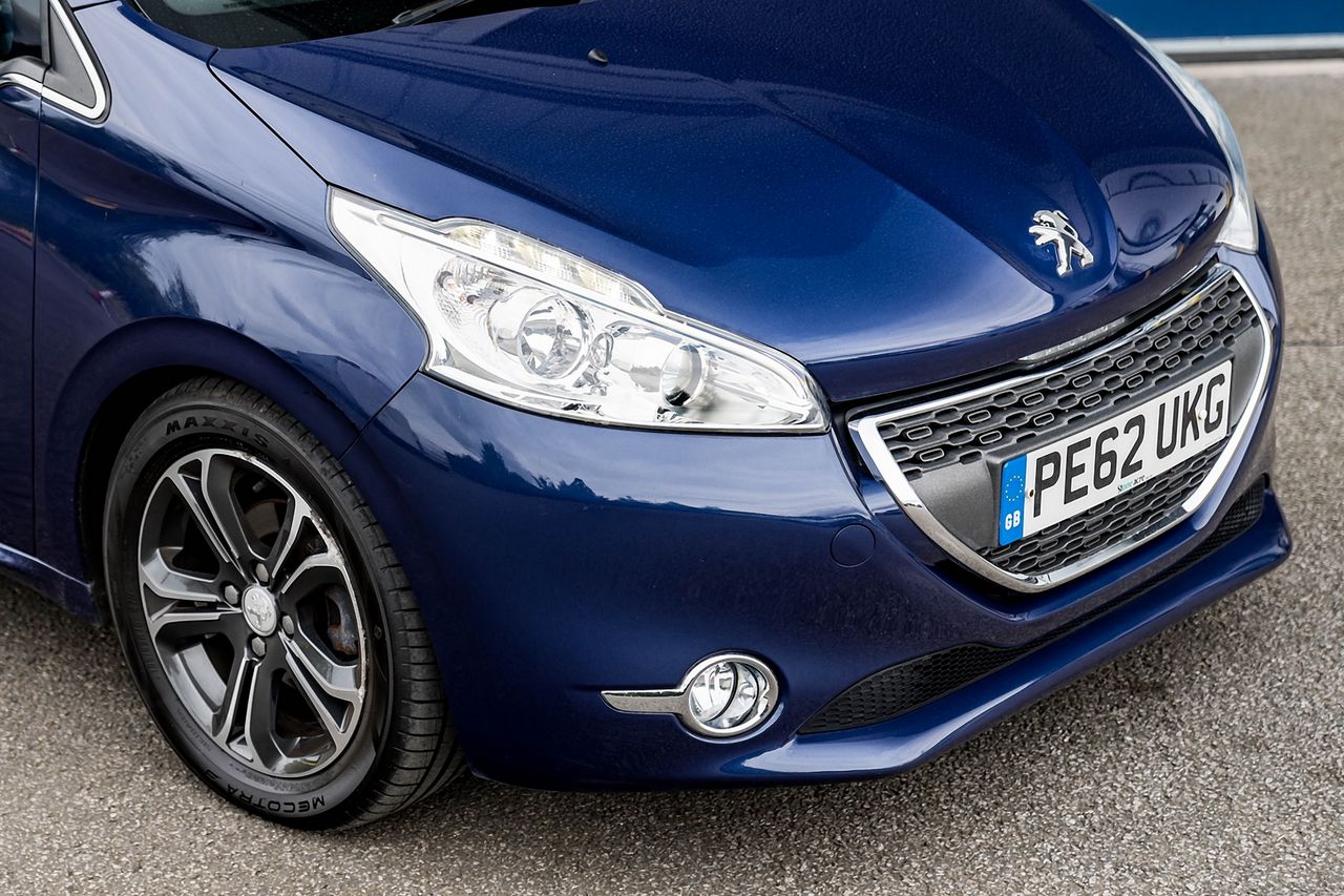 2012 PEUGEOT 208 Allure 1.6 e-HDi Stop and Start 92 - Picture 8 of 38