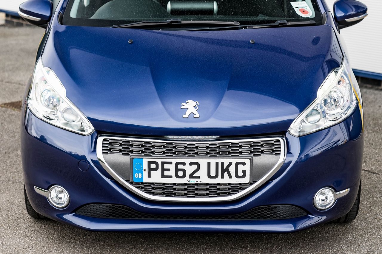 2012 PEUGEOT 208 Allure 1.6 e-HDi Stop and Start 92 - Picture 9 of 38