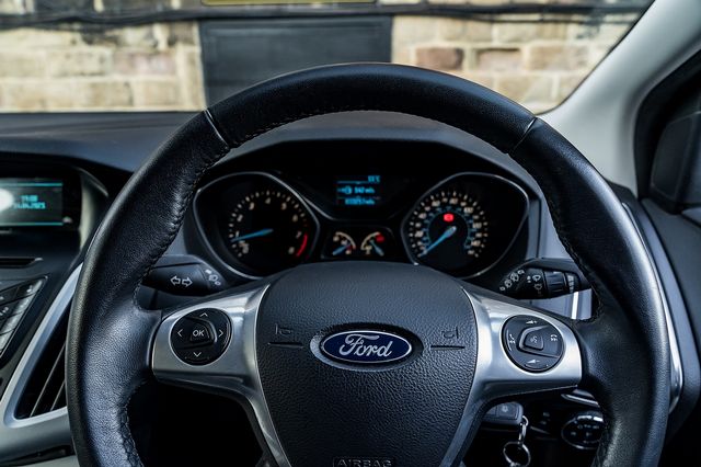 2014 FORD Focus Zetec 1.0T 125PS EcoBoost - Picture 23 of 35