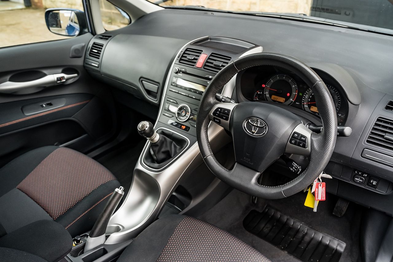 2011 TOYOTA Auris 1.6 V-matic SR - Picture 17 of 42