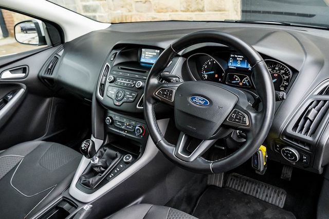 2015 FORD Focus Zetec 1.0T 125PS EcoBoost - Picture 15 of 41