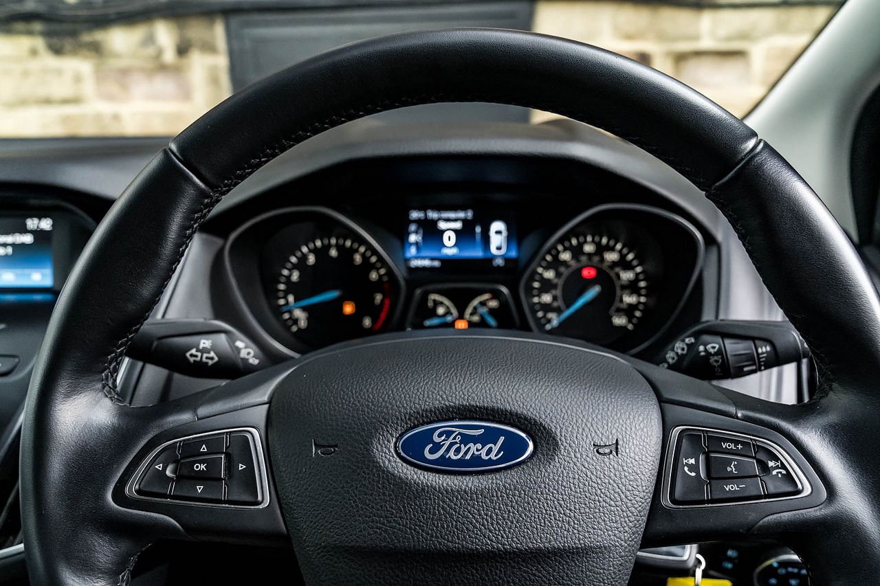 2015 FORD Focus Zetec 1.0T 125PS EcoBoost - Picture 30 of 41