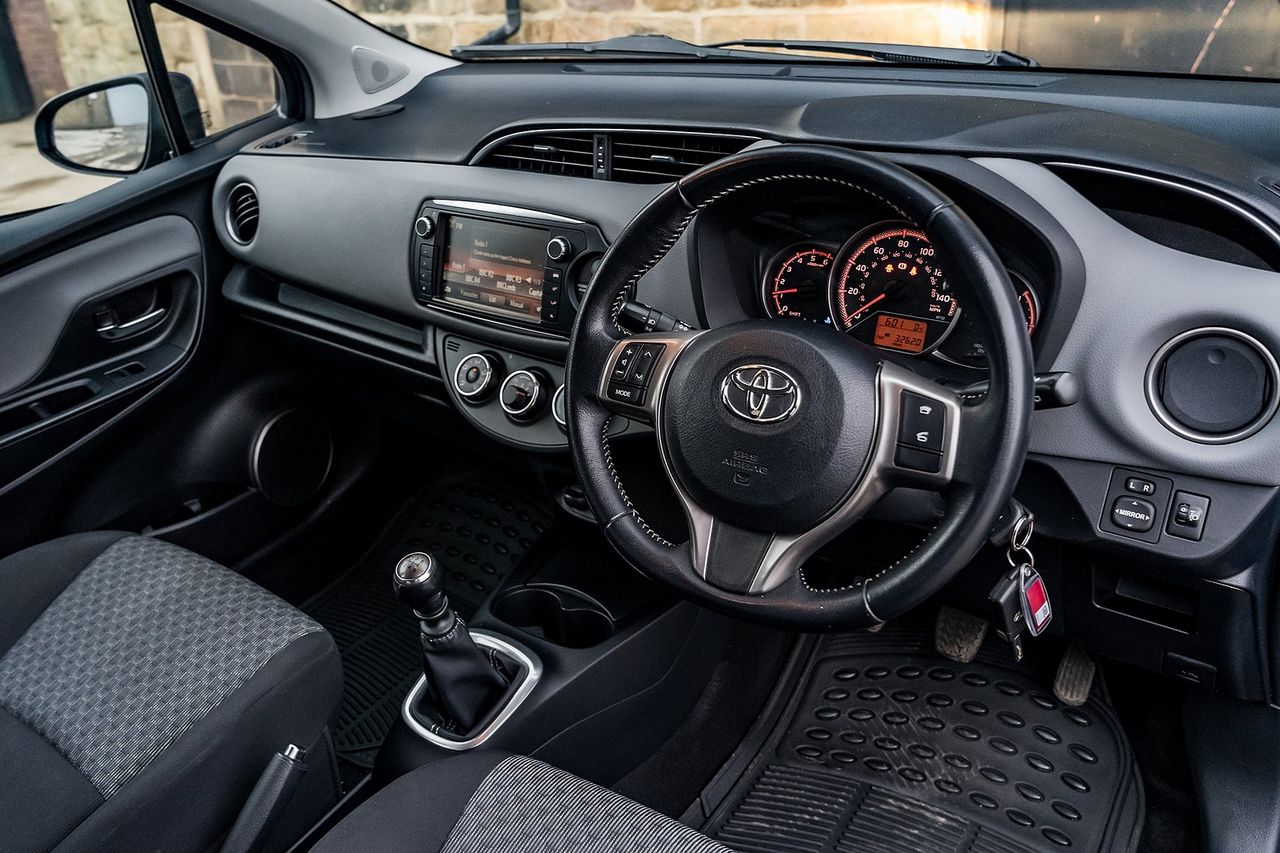 2015 TOYOTA Yaris 1.4 D-4D Icon - Picture 15 of 35