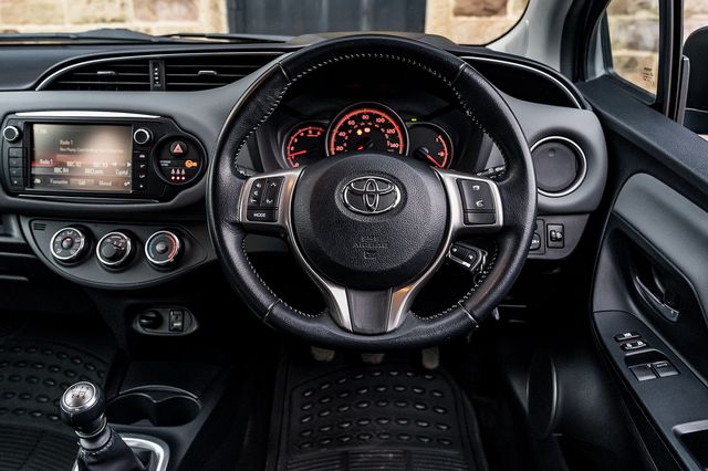 2015 TOYOTA Yaris 1.4 D-4D Icon - Picture 19 of 35