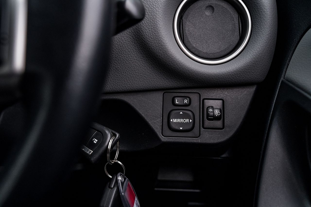 2015 TOYOTA Yaris 1.4 D-4D Icon - Picture 26 of 35