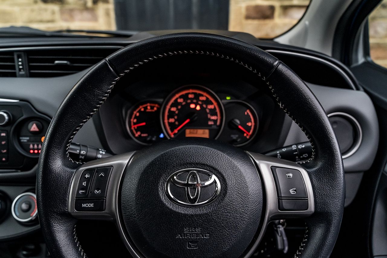 2015 TOYOTA Yaris 1.4 D-4D Icon - Picture 27 of 35