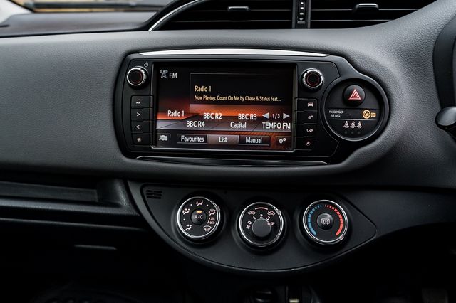 2015 TOYOTA Yaris 1.4 D-4D Icon - Picture 28 of 35
