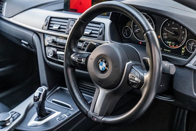 2018 BMW 3 Series 320i xDrive M Sport Shadow Edition AT - Picture 18 of 27