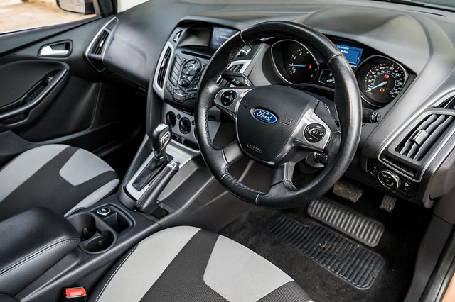 2014 FORD Focus Zetec Nav 1.6 Ti-VCT 125 PS Powershift - Picture 17 of 42