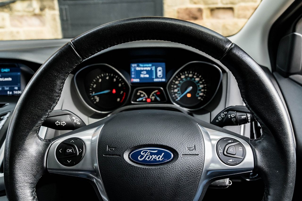 2014 FORD Focus Zetec Nav 1.6 Ti-VCT 125 PS Powershift - Picture 30 of 42